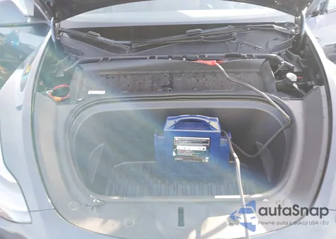 2024 Tesla Model Y Long Range Dual Motor All-Wheel Drive z USA, uszkodzony, nr VIN 7SAYGDEE1RA226024